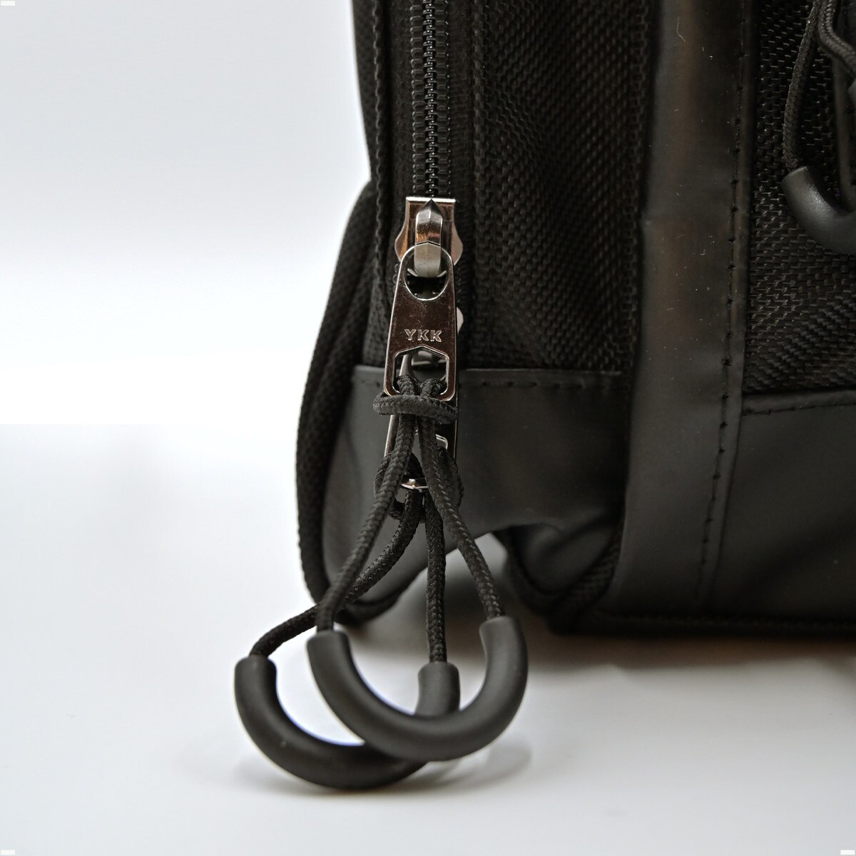 Butterfly Raffines Tour Bag: Close-up of Zippers